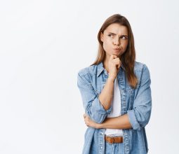 hmm-algo-extrano-mujer-joven-pensativa-que-tiene-dudas-frunciendo-ceno-haciendo-pucheros-mientras-piensa-mirando-esquina-superior-izquierda-pensativa-pie-sobre-blanco_176420-43211 hmm-algo-extrano-mujer-joven-pensativa-que-tiene-dudas-frunciendo-ceno-haciendo-pucheros-mientras-piensa-mirando-esquina-superior-izquierda-pensativa-pie-sobre-blanco_176420-43211